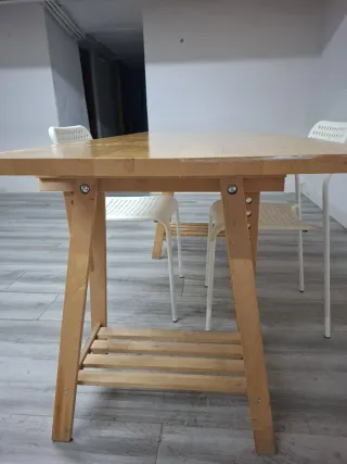 Tavolo in legno con cavalletti e 2 sedie