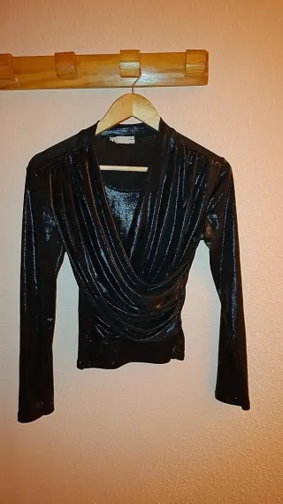 Blusa negra brillante cruzada