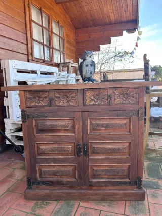 Sillones de madera antiguos con cuero y taquillón.