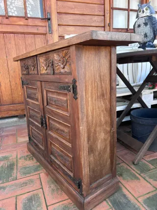 Sillones de madera antiguos con cuero y taquillón.