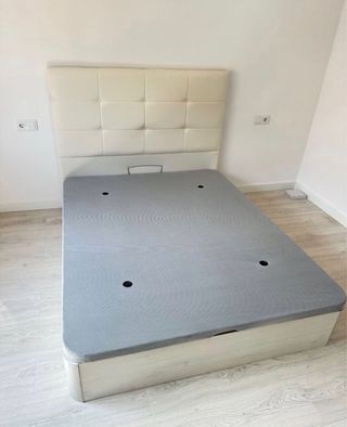 Canapé abatible blanco con cabecero