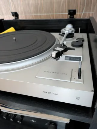 Tocadiscos Philips F7111 + Amplificador 22 AH 590