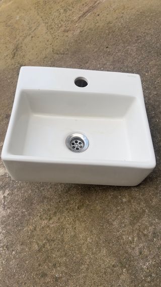 Piccolo lavandino in ceramica bianco