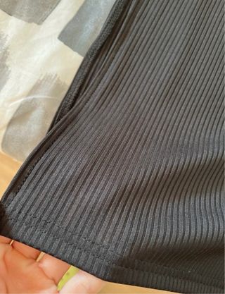 Falda larga negra con cintura elástica.