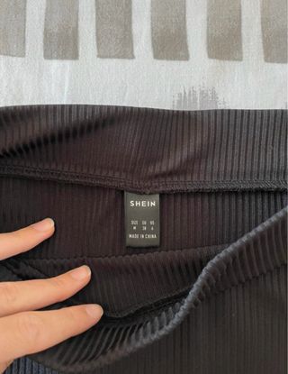 Falda larga negra con cintura elástica.