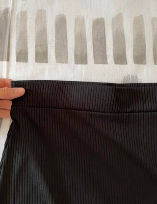 Falda larga negra con cintura elástica.