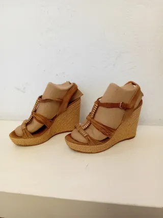 Sandalias de piel y cuña de esparto