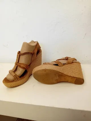 Sandalias de piel y cuña de esparto