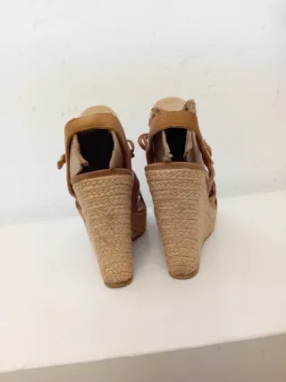 Sandalias de piel y cuña de esparto