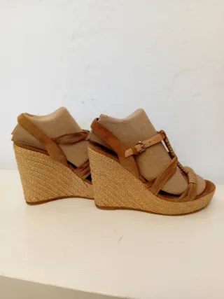 Sandalias de piel y cuña de esparto