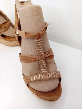 Sandalias de piel y cuña de esparto