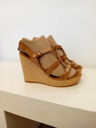 Sandalias de piel y cuña de esparto