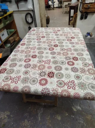 Cama de madera blanca con dibujo