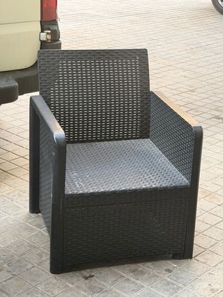 Sillón de ratán negro
