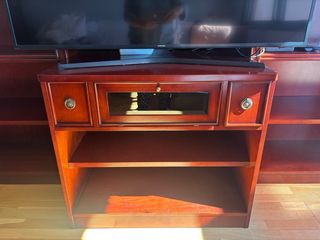 Estantería madera nogal con hueco TV