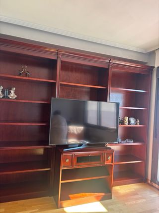 Estantería madera nogal con hueco TV