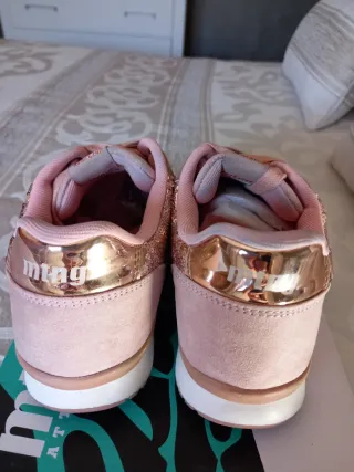 Deportivas Mustang Talla 38 Doradas y Rosas