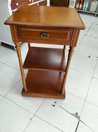 Mesita auxiliar de madera con cajón