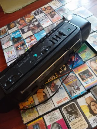 Lote Radio Cassette Sanyo + Cintas Vintage