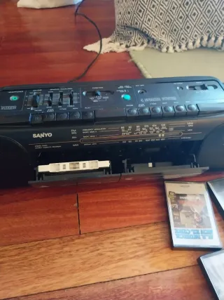 Lote Radio Cassette Sanyo + Cintas Vintage