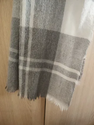 Bufanda a cuadros gris y blanca