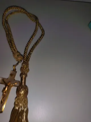 Crucifijo Dorado con Tassel