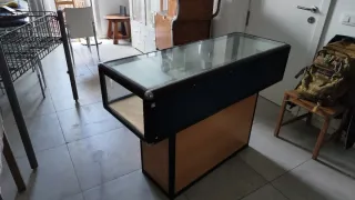 Vitrina de vidrio con marco de aluminio.