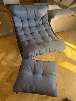 Mecedora gris con reposapiés