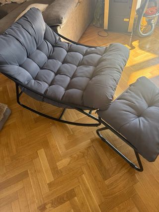 Mecedora gris con reposapiés