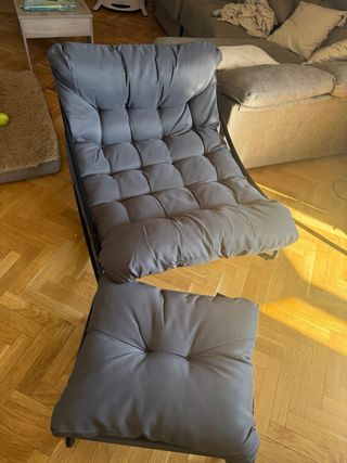 Mecedora gris con reposapiés