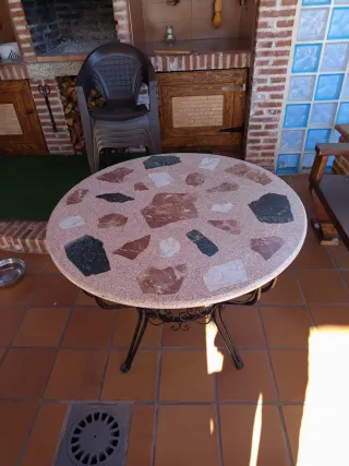 Mesa de jardín de mármol y piedra