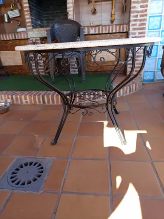 Mesa de jardín de mármol y piedra