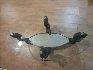 Tavolo da centro retrò elegante con base in ferro e dettagli dorati