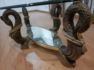 Tavolo da centro retrò elegante con base in ferro e dettagli dorati