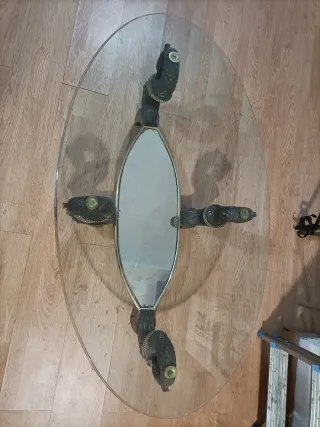 Tavolo da centro retrò elegante con base in ferro e dettagli dorati