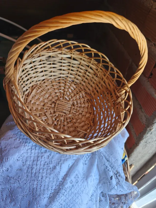 Cesta de mimbre con asa