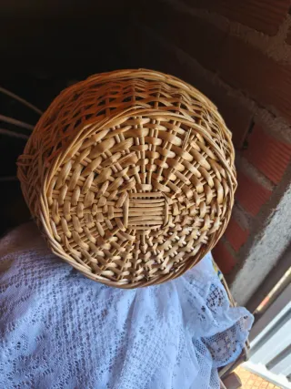 Cesta de mimbre con asa