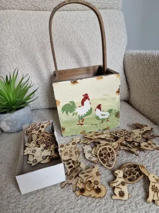 Cesta madera gallos y pollos adornos