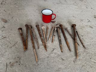14 clavos antiguos + taza roja
