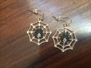 5 pares de pendientes dorados y plateados