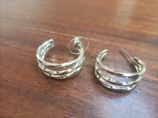 5 pares de pendientes dorados y plateados
