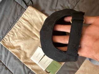Gorra Gucci Negra con Logo Dorado