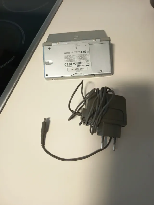 Nintendo DS Lite y juegos FIFA 09 y Transformers