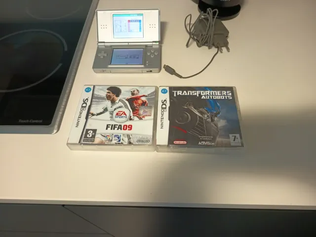 Nintendo DS Lite y juegos FIFA 09 y Transformers