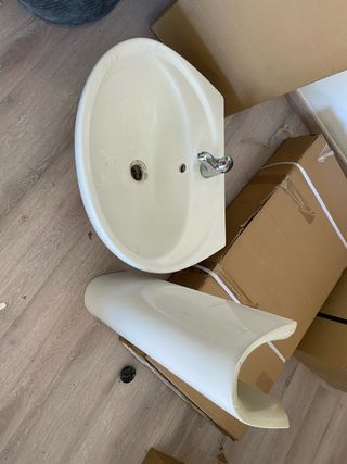 Lavabo de cerámica con grifo