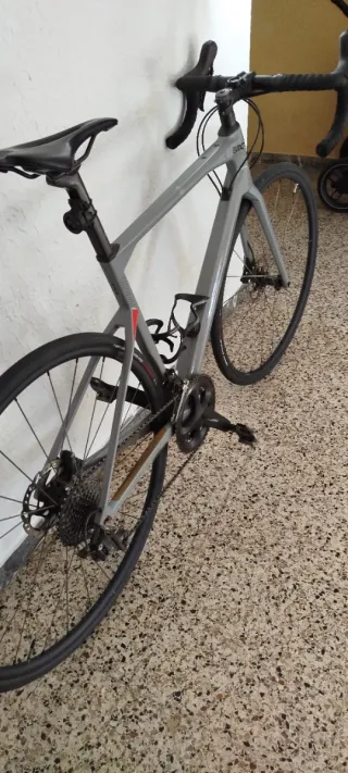 Bicicleta de carretera BMC Roadmachine gris.