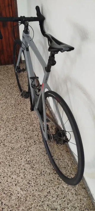 Bicicleta de carretera BMC Roadmachine gris.