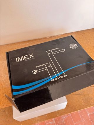 Grifo de baño metálico plateado