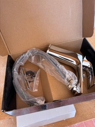 Grifo de baño metálico plateado