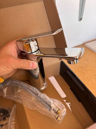 Grifo de baño metálico plateado